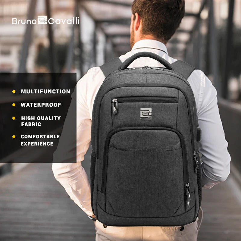 Ein Mann in einem weißen Hemd trägt einen dunkelgrauen, robusten Laptop-Rucksack von hinten.