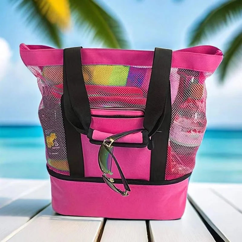 Helle pinke isolierte Netztasche mit schwarzen Riemen auf weißem Holz neben blauem Wasser.