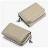 Cartera de cuero genuino beige con cremallera pequeña, vista de arriba y abajo.