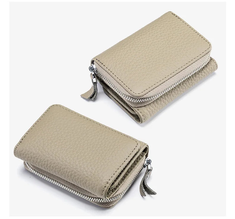 Cartera de cuero genuino beige con cremallera pequeña, vista de arriba y abajo.
