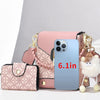 Sac bandoulière en similicuir rose avec smartphone bleu clair, détails de chaîne dorée et fourrure blanche moelleuse