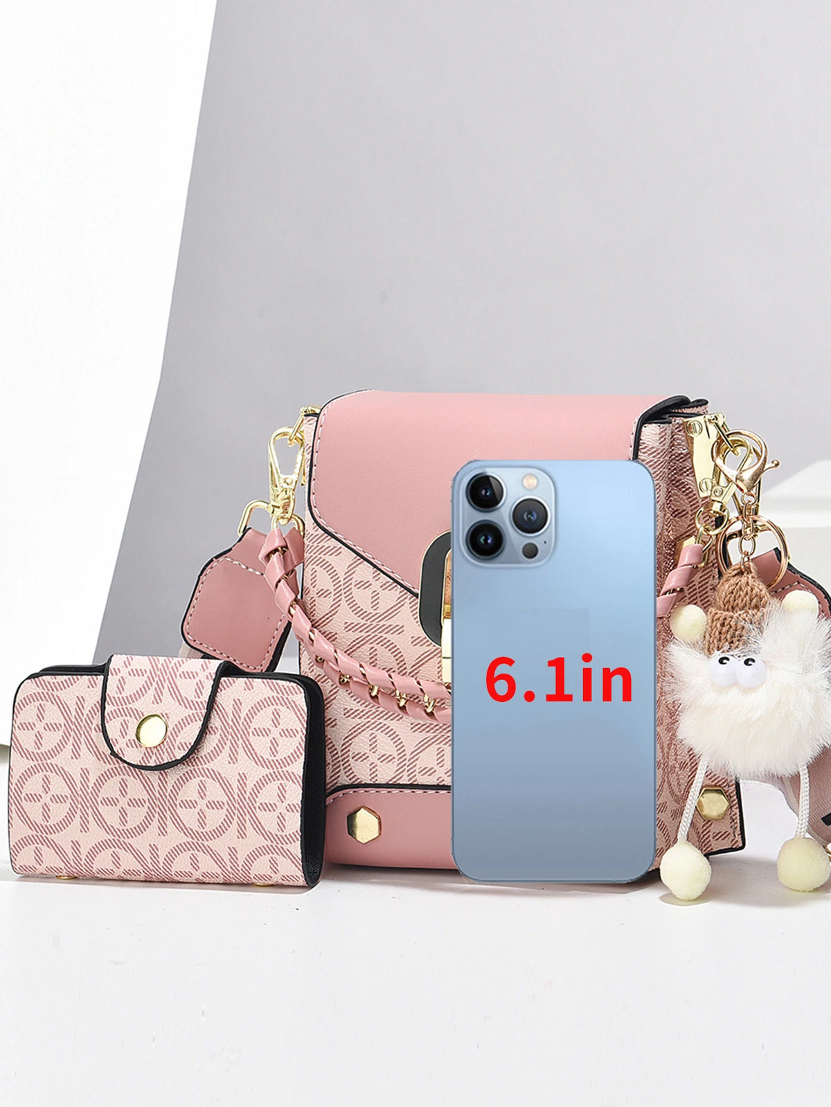 Sac bandoulière en similicuir rose avec smartphone bleu clair, détails de chaîne dorée et fourrure blanche moelleuse