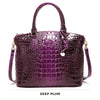 Dunkelviolette Krokodilmuster-Top mit Henkel und Crossbody-Tasche.