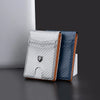 Portefeuille bi-pli en fibre de carbone pour homme, cuir gris clair et bleu marine, sur une surface sombre.