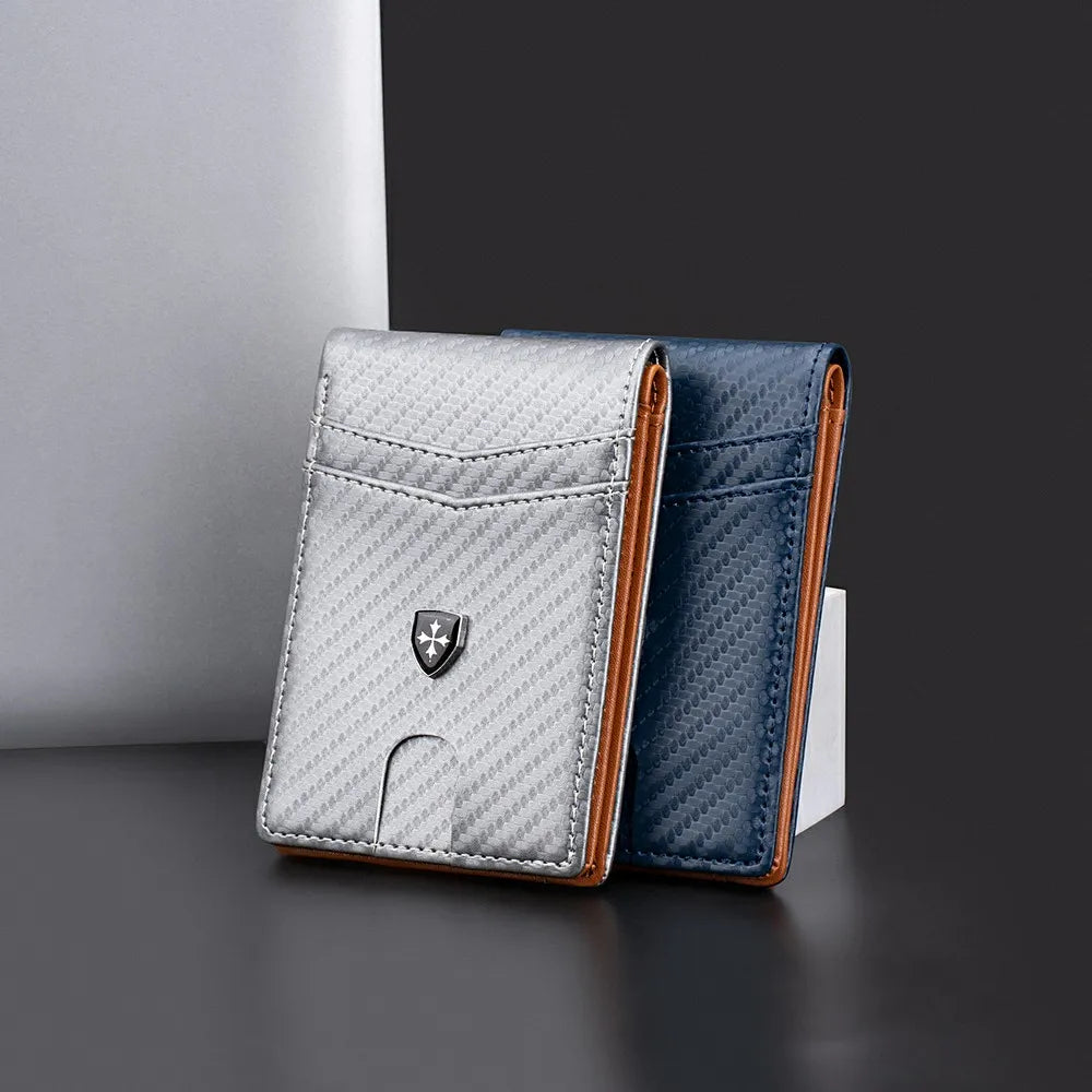 Portefeuille bi-pli en fibre de carbone pour homme, cuir gris clair et bleu marine, sur une surface sombre.