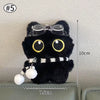 Colgante llavero de peluche de gato negro con grandes ojos amarillos y collar de rayas blancas.
