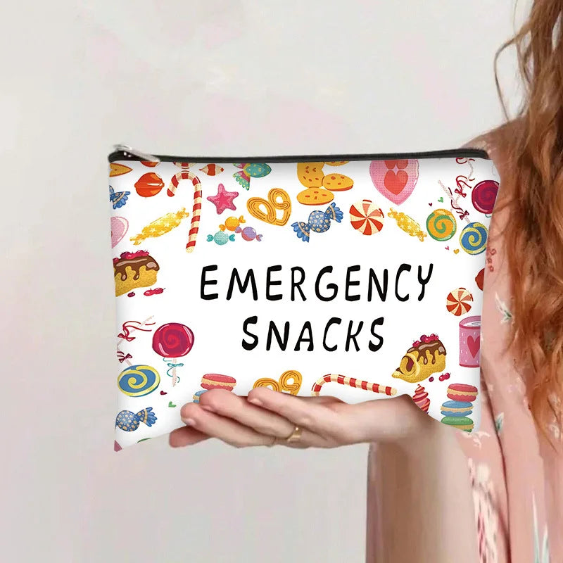 Bolsa de almacenamiento de cosméticos rosa con un patrón de dulces y golosinas para emergencias.
