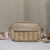 Beige Kunstleder-Crossbody-Tasche für Herren mit geometrischem Muster auf weißem Untergrund.