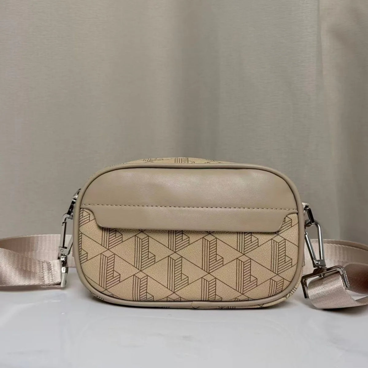 Beige Kunstleder-Crossbody-Tasche für Herren mit geometrischem Muster auf weißem Untergrund.