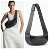 Bolso cruz de cuero genuino negro usado por una modelo, mostrado en un estudio.