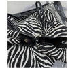 Schwarz-weißes Zebraprint-Canvas-Crossbody-Taschen mit schwarzem Riemen.