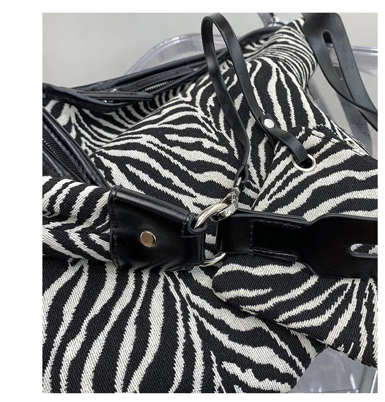 Schwarz-weißes Zebraprint-Canvas-Crossbody-Taschen mit schwarzem Riemen.