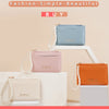 Präsentation mehrfarbiger Schnallen-Geldbörsen in Pastelltönen, darunter Blau, Pink und Orange.
