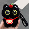 Colgante llavero de peluche de gato negro con detalles rojos sostenido en una mano.