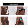 Detailaufnahmen einer braunen Leder-Crossbody-Tasche mit Reißverschlusszug, einer Uhr und einem blauen Linsenzubehör.