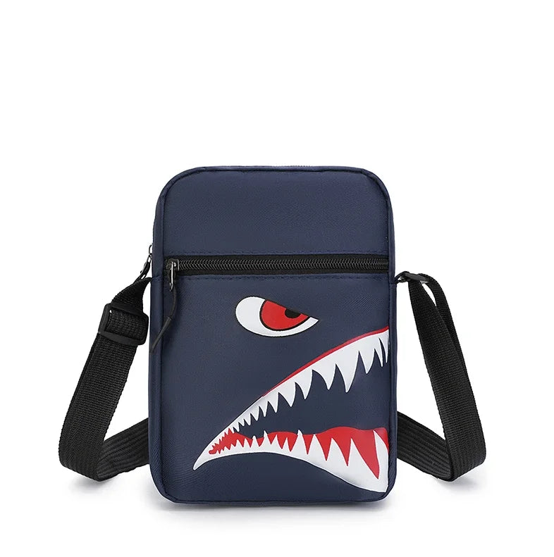 Pochette de téléphone crossbody bleu marine avec motif dent de requin stylisé et sangle noire réglable.