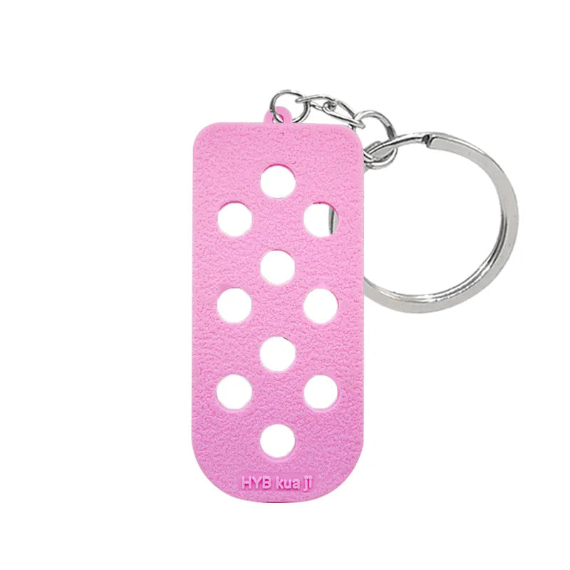 Porte-clés avec porte-clés en silicone rose et boucle à anneau argenté.