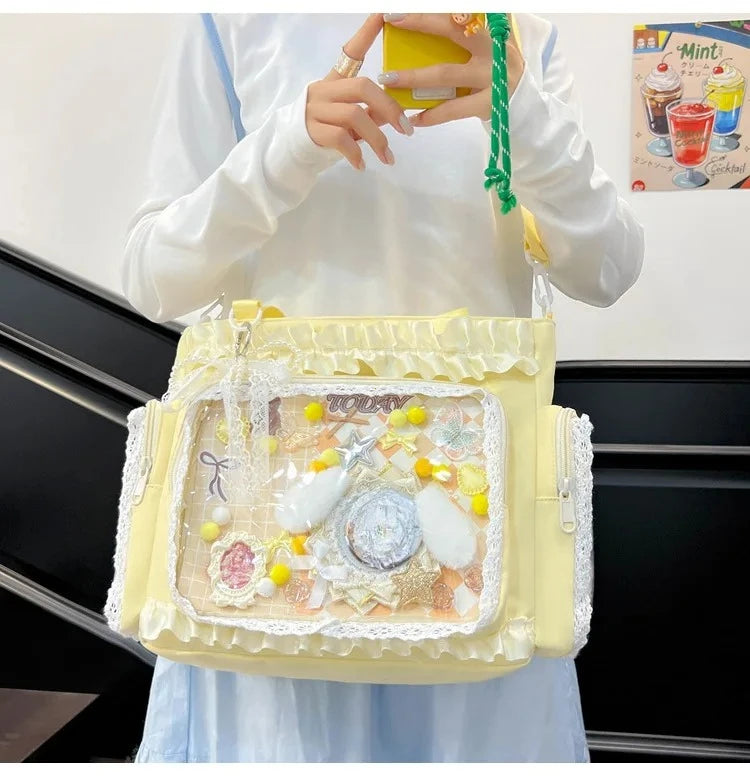Bolso cruz amarillo Y2K de encaje con detalles florales y perlas, sostenido por una persona.