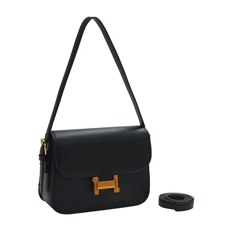 Schwarze Retro-Tasche mit einer einzelnen Schulter, goldfarbene Hardware.