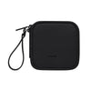 Estuche portátil multifuncional negro para almacenamiento de auriculares con correa negra.