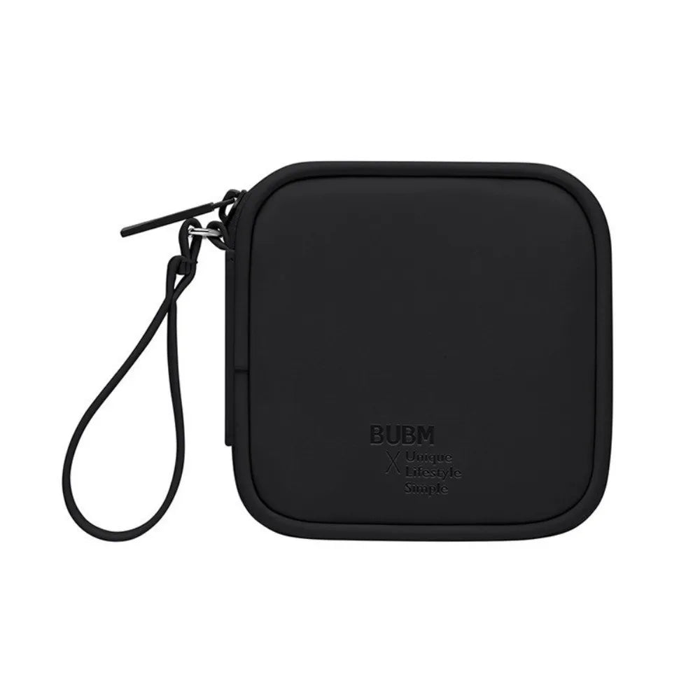 Estuche portátil multifuncional negro para almacenamiento de auriculares con correa negra.