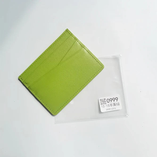 Porte-cartes en cuir véritable vert lime avec une pochette en plastique transparent et une étiquette blanche.