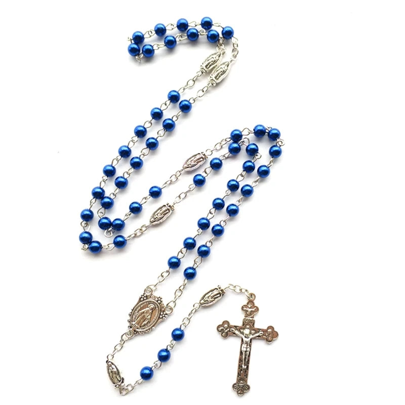 Blaue Perlenkranz-Kette mit Kreuzanhänger.