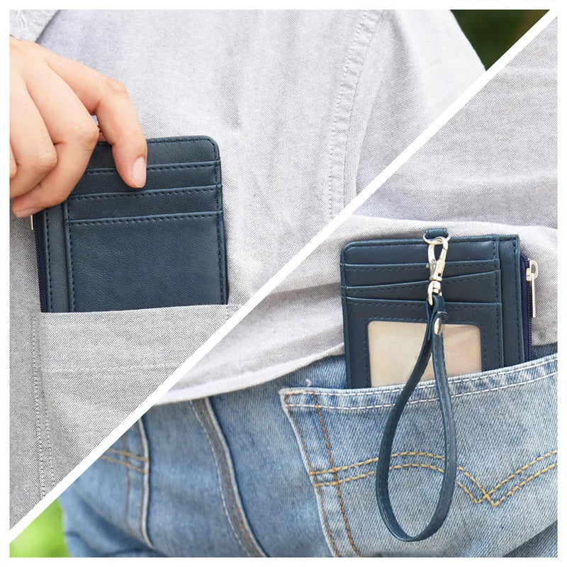 Eine Hand steckt eine dunkelblaue PU-Leder-Ausweiskartehülle mit einem schwarzen Lanyard in die Tasche einer blauen Jeans.