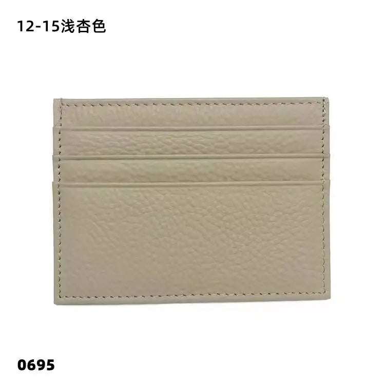 Beige Leder-ID-Karte oder Geldbörsenhalter mit gestickter Textur.