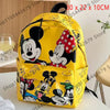 Mochila de peluche amarilla con ratón y pato de dibujos animados, incluyendo personajes de Disney como Mickey y Minnie.