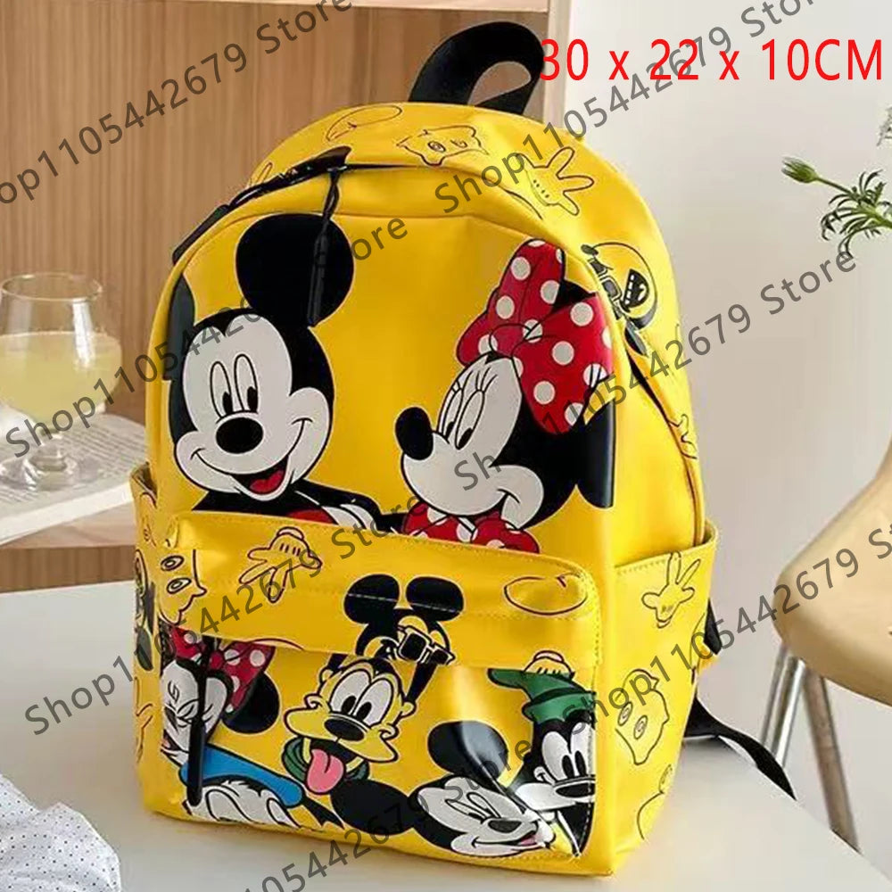 Mochila de peluche amarilla con ratón y pato de dibujos animados, incluyendo personajes de Disney como Mickey y Minnie.