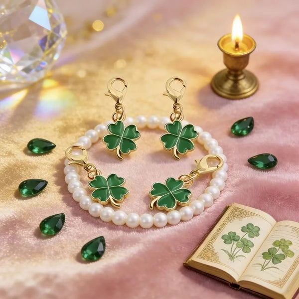 Llavero de trébol de oro y perla con esmalte verde sobre fondo de tela rosa