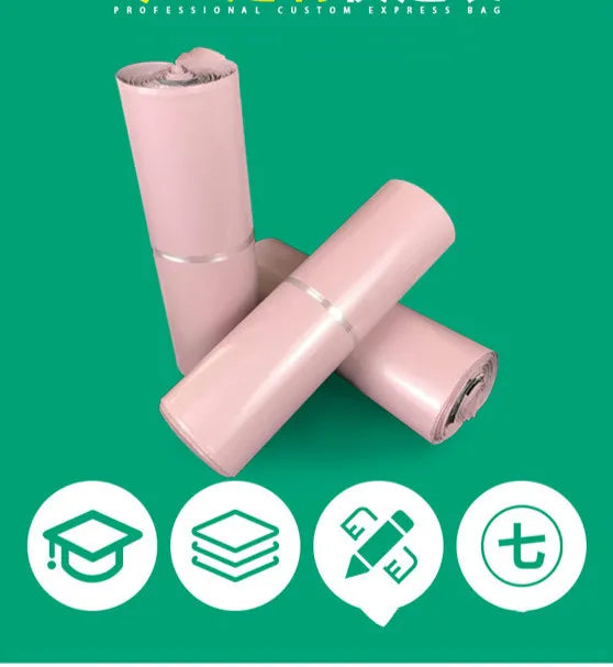 Tres rollos de bolsas adhesivas rosas para almacenamiento y envío, exhibidos sobre fondo verde.