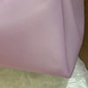 Vue rapprochée d'un sac en filet transparent lilas Y2K.