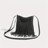 Bolso cruz bohemio negro con flecos largos, mostrado contra un fondo blanco.