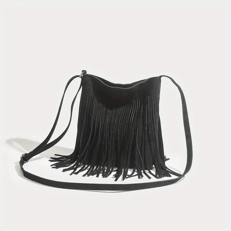 Bolso cruz bohemio negro con flecos largos, mostrado contra un fondo blanco.