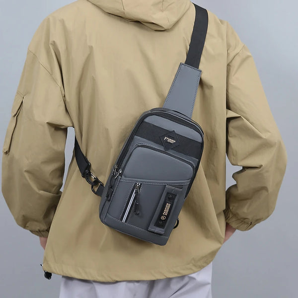Una chaqueta marrón con una bolsa cruz de nylon gris sujeta al tirante de la hombrera.
