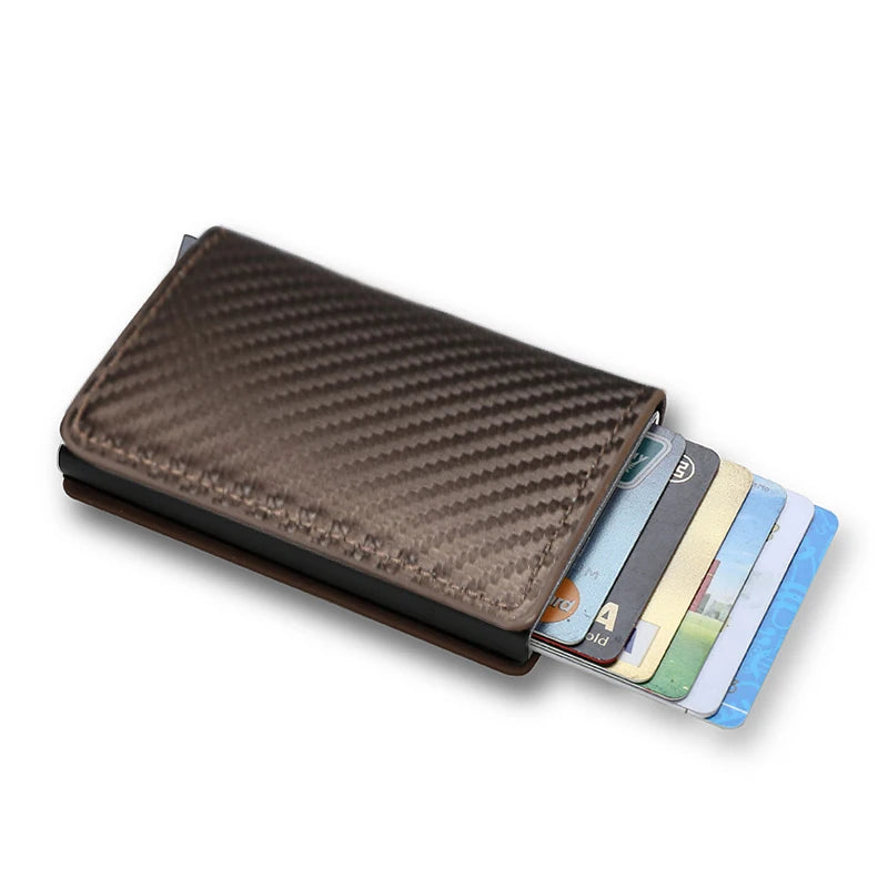 Portefeuille avec porte-cartes texturé marron, doublure noire et plusieurs cartes de crédit à l'intérieur.
