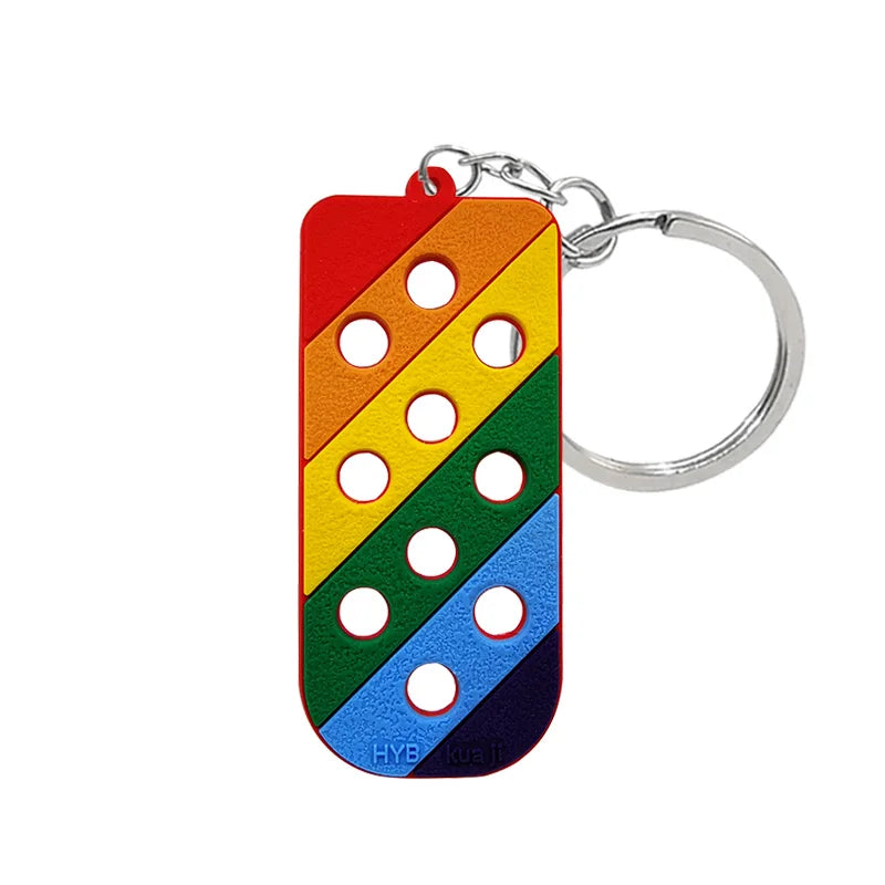 Porte-clés avec porte-clés en silicone coloré aux rayures rouges, jaunes, vertes et bleues.