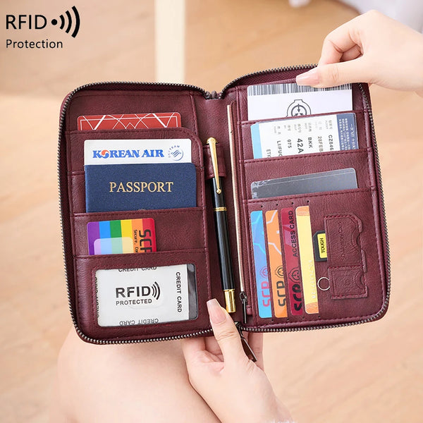 Cartera de viaje de cuero marrón con bloqueo RFID abierta, mostrando tarjetas de identificación y un pasaporte.