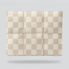 Housse de protection pour ordinateur portable rembourrée à carreaux beige.