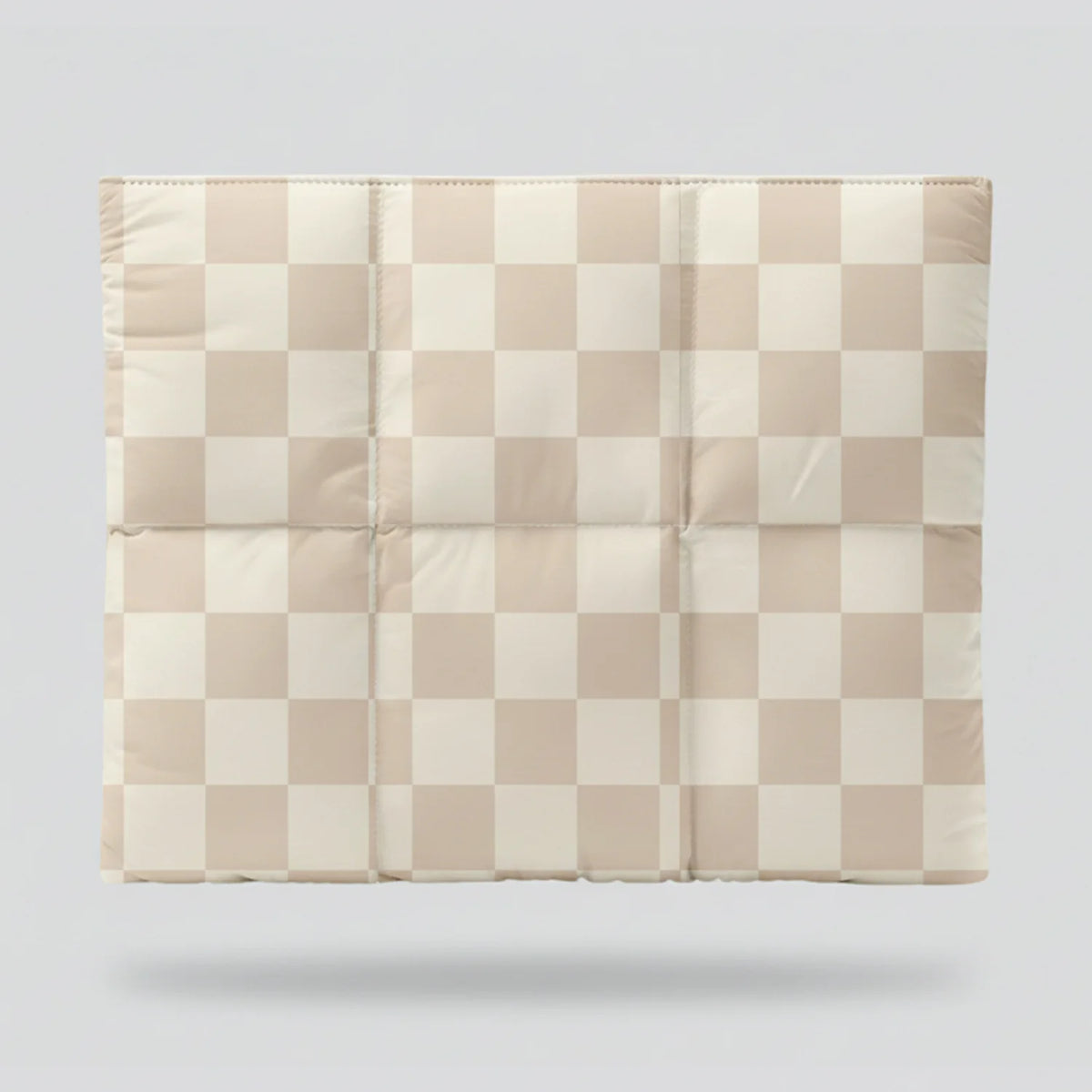 Housse de protection pour ordinateur portable rembourrée à carreaux beige.