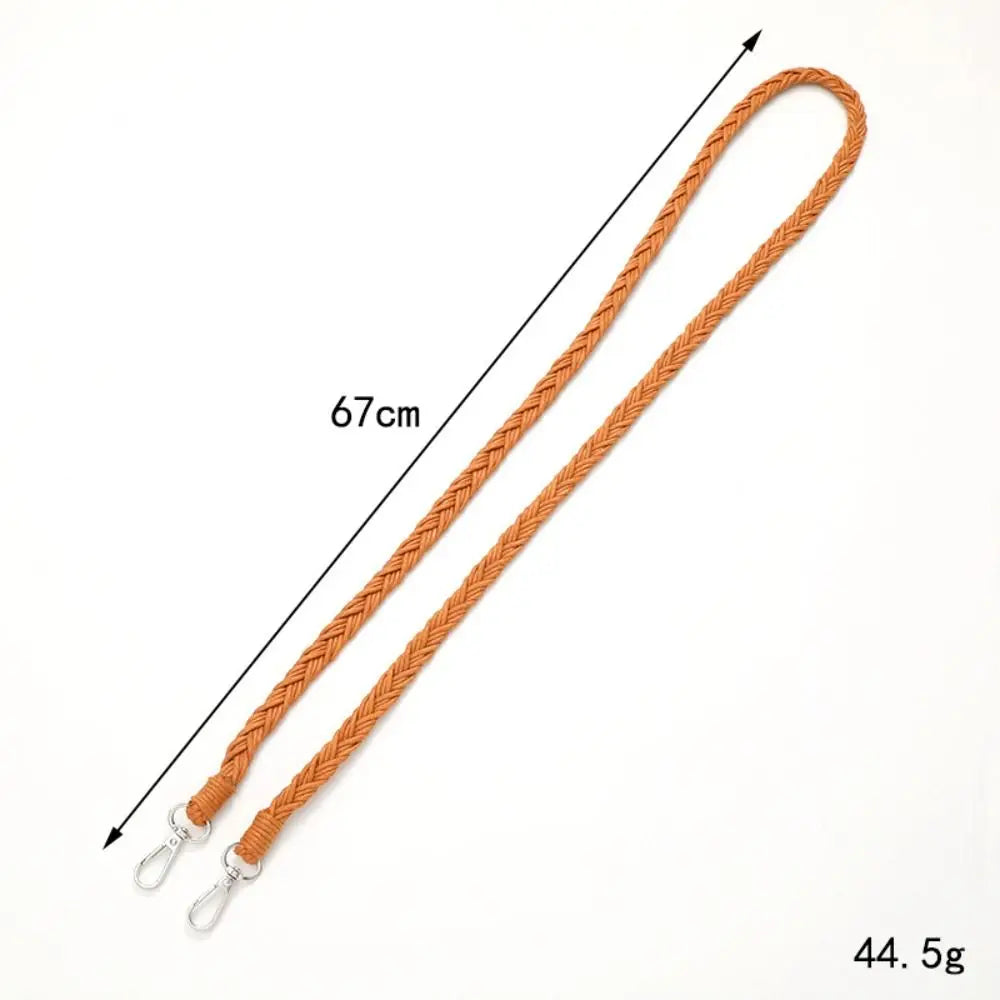 Langes geflochtenes tanfarbenes Lederriemen, 67 cm lang, mit Metallbeschlägen für eine Tasche.