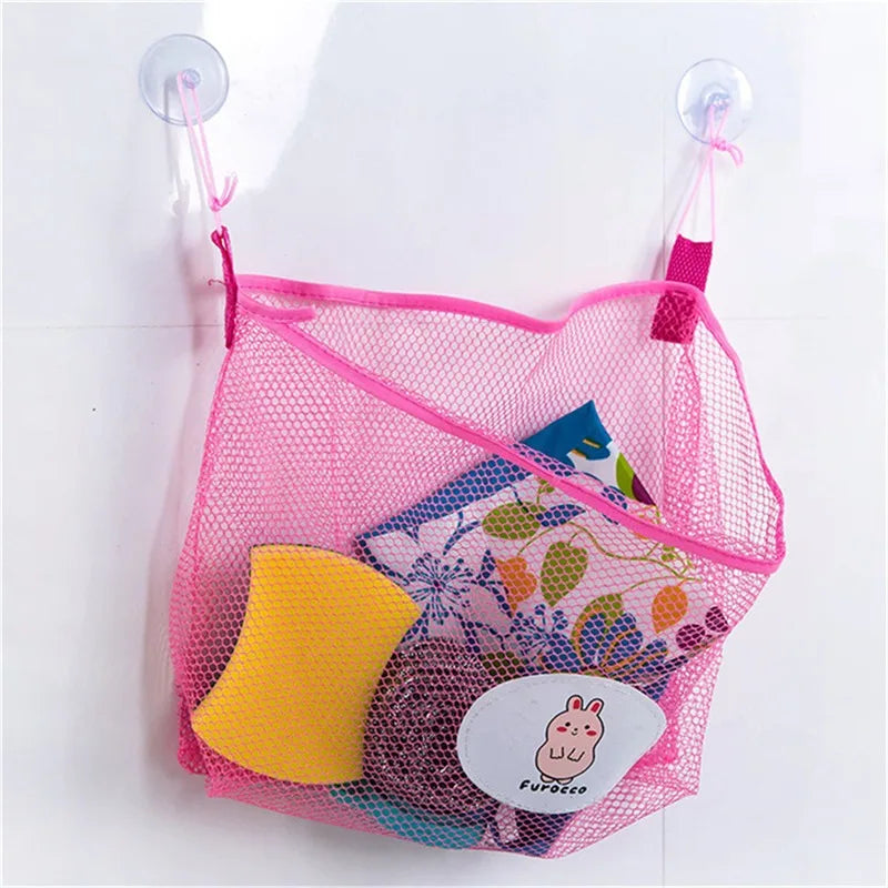 Bolsa de almacenamiento de malla rosa con asas colgantes llena de juguetes de baño