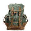 Mochila de senderismo de lona verde oliva oscura con detalles y correas de cuero marrón.