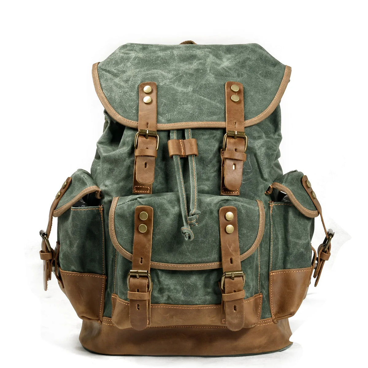 Mochila de senderismo de lona verde oliva oscura con detalles y correas de cuero marrón.