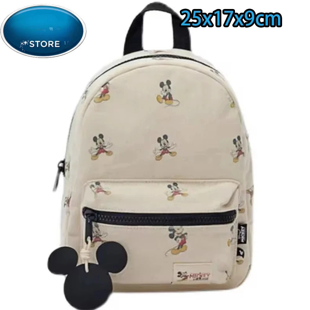 Mochila de peluche de ratón pato de color crema con correa negra y bolsillo con cremallera.