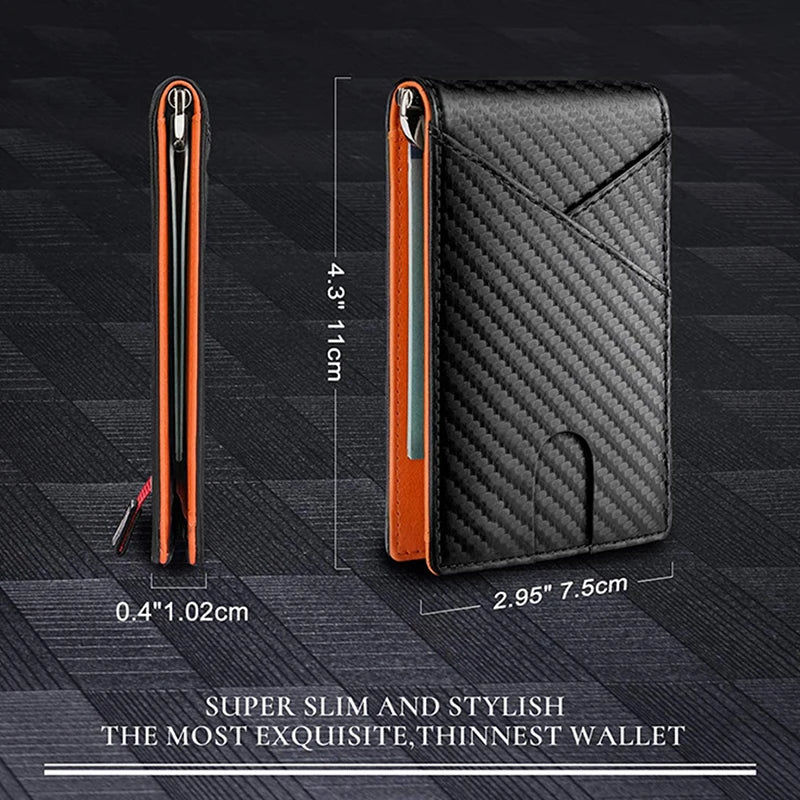 Portefeuille mince bi-pli en fibre de carbone noire, vu de profil avec dimensions et un petit accessoire.