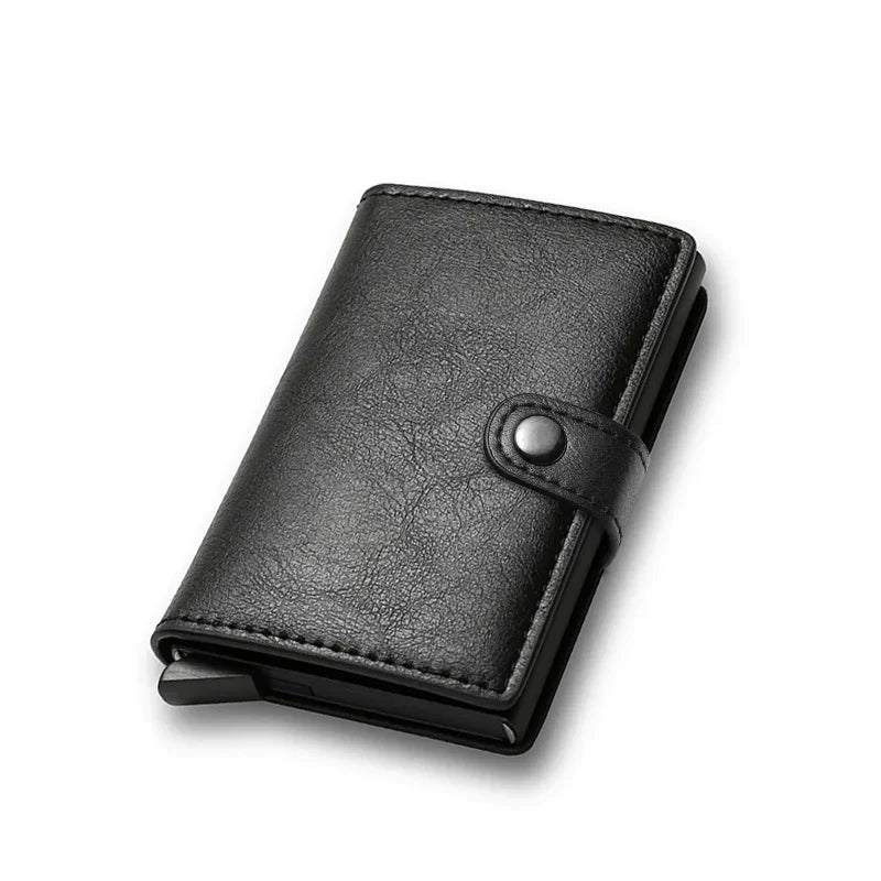 Portefeuille avec porte-cartes fin en fibre de carbone noire, vu de côté.