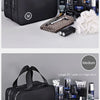 Eine große schwarze Trocken-Nass-Make-up-Organizer-Tasche mit verschiedenen Pflegeprodukten und -werkzeugen.
